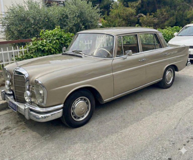 Mercedes 220S W111 1964 during restoration at BAULtech Athens